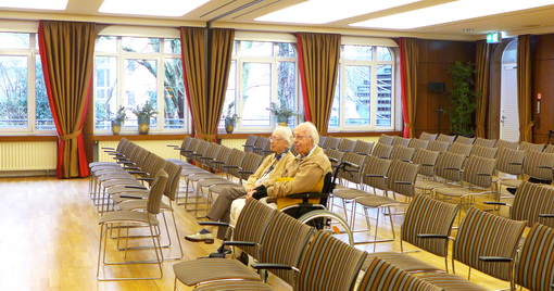 Bild: AWO - Dr. Wenzel lauschte im Frühjahr 2020 ein letztes Mal, zusammen mit seiner Frau, dem Salon-Orchester. 