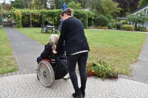 Rollsruhlfahrerin wird von junger Frau geschoben